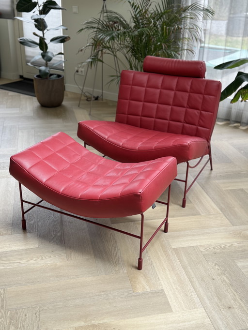 Prachtig rode Leolux Volare fauteuil met hocker
