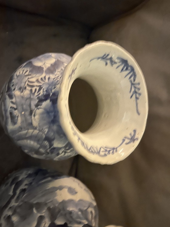 Image 1 of 2 antieke blauw witte  geribbelde Japanse Imari vazen 32cm