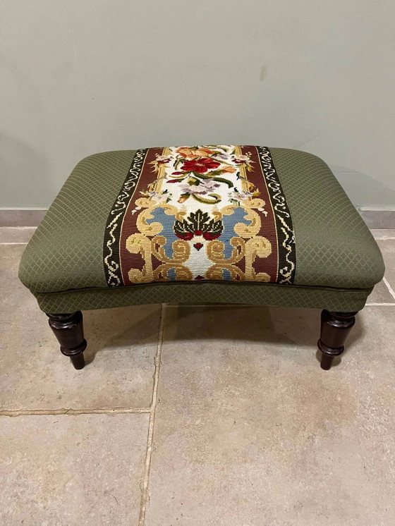 Poggiapiedi vintage imbottito, decoro floreale stile Aubusson. – Poggiapiedi e pouf, Wood (photo 2 of 9)