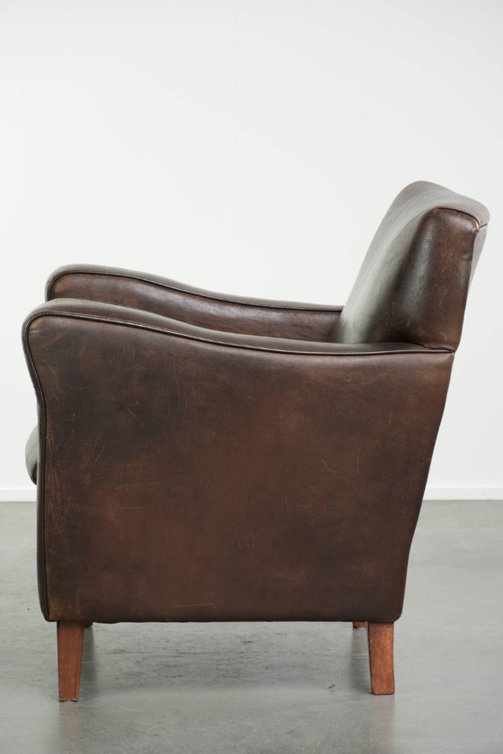 Stoere vintage schapenleren armchair met een mooi patina en een tijdloos Engels design in een subtiel formaat (photo 5 of 12)