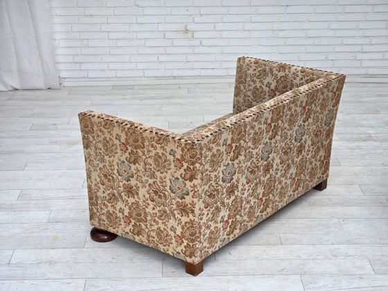 Image 1 of Dänisches 2-Sitzer-Sofa aus den 1950er Jahren, beiger/brauner Möbelstoff, Eichenholz.