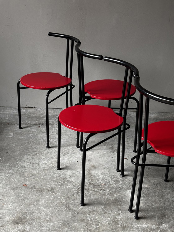 Image 1 of Ensemble de 4 chaises design – Métal noir et assise rouge – Années 1990