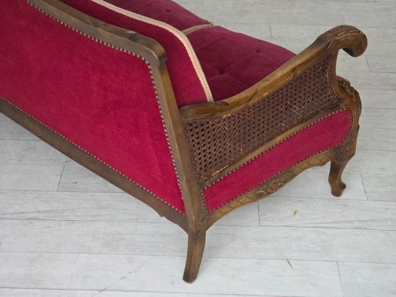 Image 1 of Canapé 3 places danois des années 1930, velours rouge, tissu d'ameublement en maille.