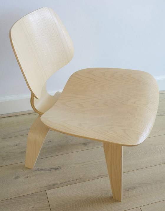 Image 1 of Poltrona lounge in compensato stampato Eames con base in legno (LCW) - Frassino bianco