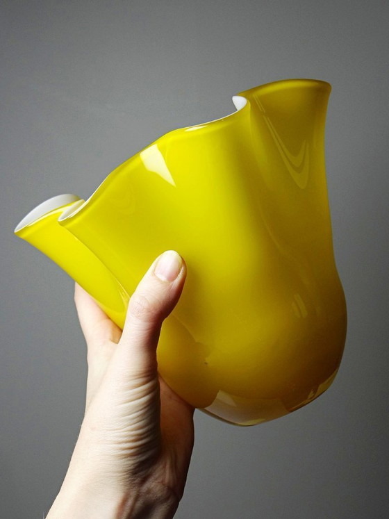 Image 1 of Vase Fazzoletto en verre soufflé italien, opaline doublée jaune, Murano 1960-70
