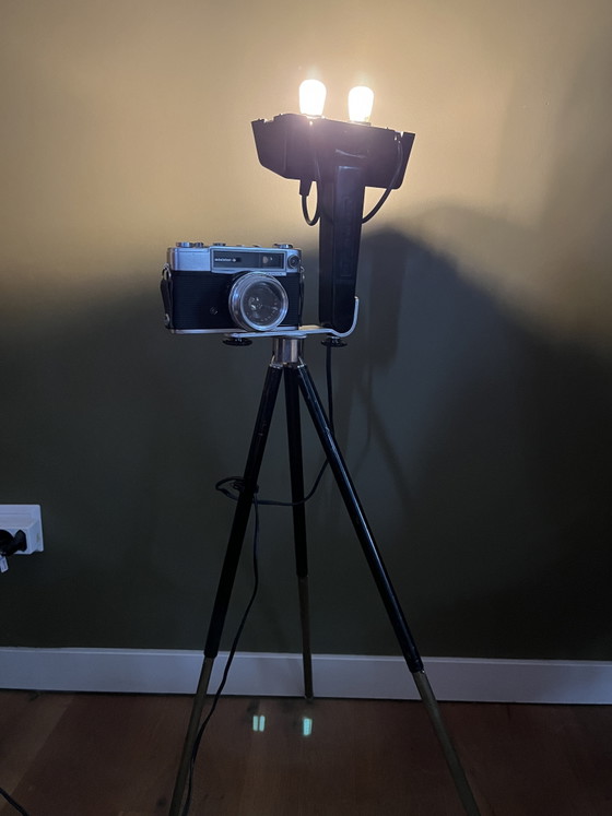 Original Yashica camera on a tripod with large flash (mains powered) – Decorative Objects, Glass, Metal (photo 15 of 15)