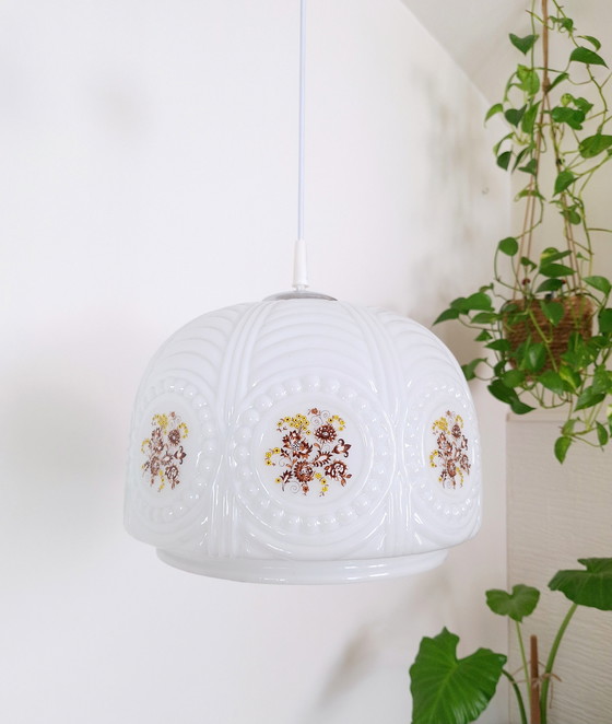 Image 1 of Lampe pendante vintage en verre opalin, lustre Mid Century Sijaj Hrastnik avec abat-jour en verre opalin