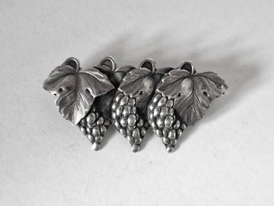Image 1 of Broche danoise en argent représentant des grappes de raisin - Poinçonnée