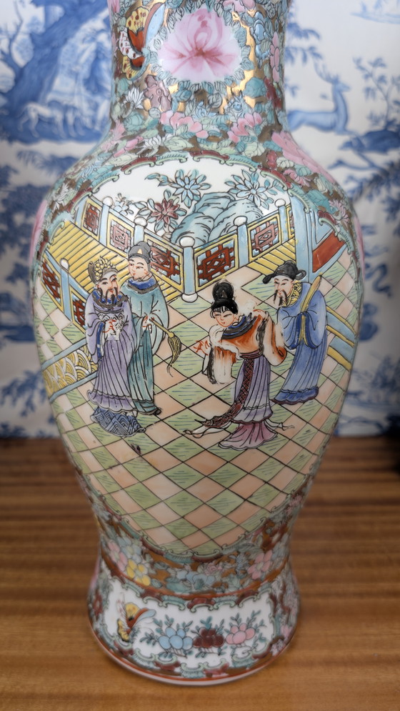 Image 1 of Vaso in porcellana cinese di Canton con decorazione a palazzo e floreale firmato Nian Qian Zhilong metà del XX secolo