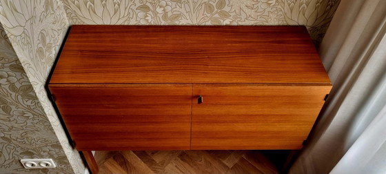 Image 1 of Commode en bois de noyer du milieu du siècle, années 60, en excellent état