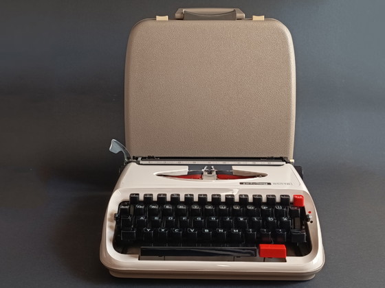 Image 1 of Macchina da scrivere Privileg 300 TR restaurata (1979) con carattere tipografico CUBE