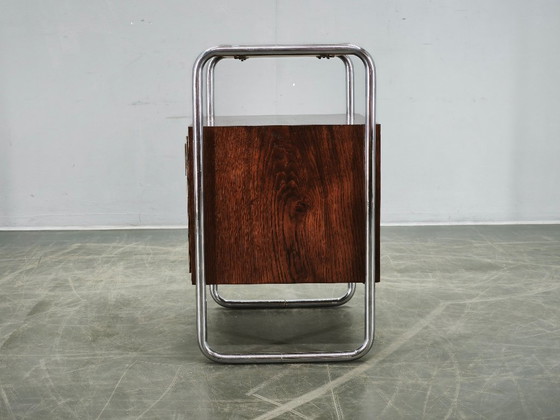 Image 1 of Table de chevet tubulaire en chêne et chrome de style Bauhaus, Tchécoslovaquie des années 1940
