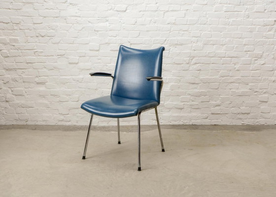 Image 1 of Gebroeders De Wit, ensemble de trois fauteuils design néerlandais revêtus de similicuir bleu vif. Pays-Bas, années 1960.