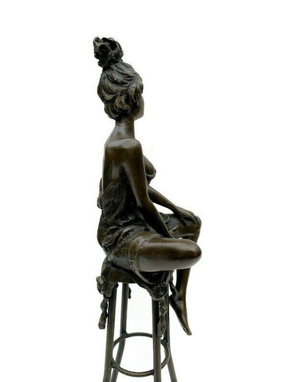 Image 1 of Statue en bronze Dame élégante sur tabouret