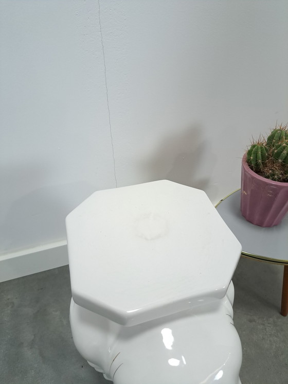Image 1 of Mesa de planta grande de porcelana blanca y dorada con forma de elefante
