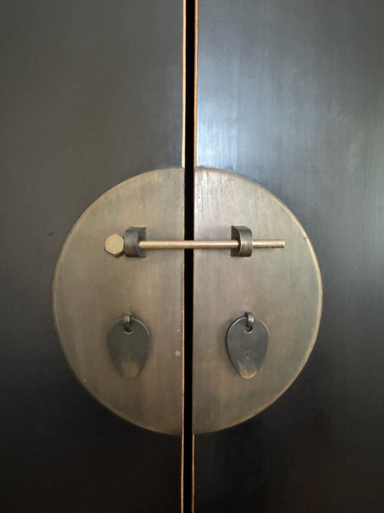 Oriental wedding cabinet wardrobe in lacquered wood, Brass, Black (photo 5 of 5)