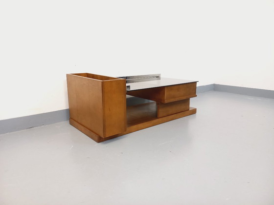 Image 1 of Vintage modernistische rechthoekige salontafel met houten nissen, chroom en rookglas uit de jaren 70.