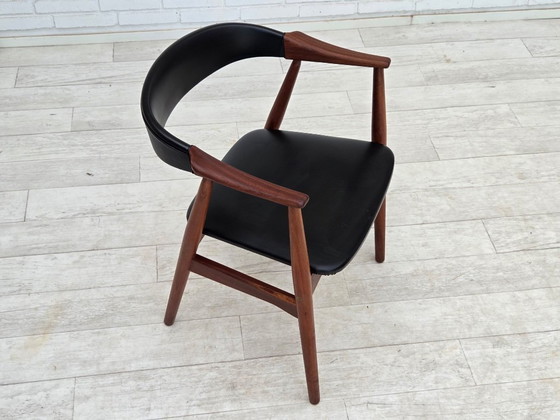 Image 1 of Fauteuil danois des années 1960. Bois de teck, similicuir noir.