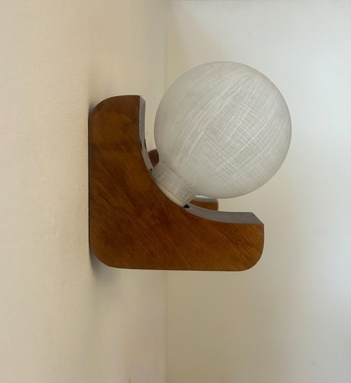 Coppia di applique vintage, legno e vetro opalino, Francia, 1970