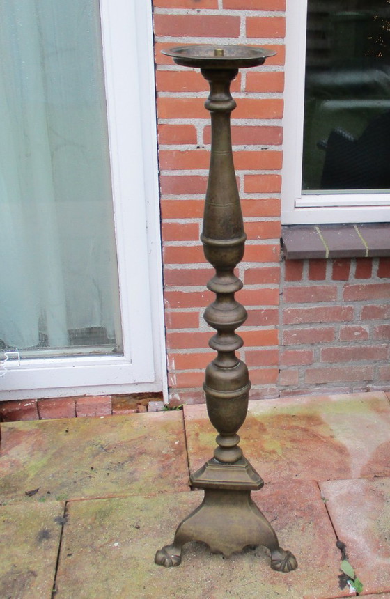 Image 1 of Großer bronzener Stehleuchter auf Klauenfüßen, Höhe 100 cm, 9 kg.