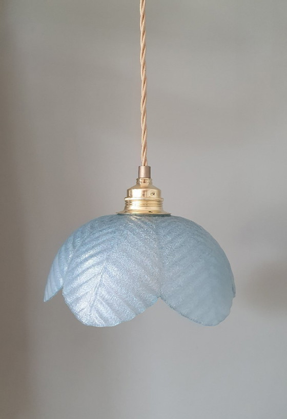 Image 1 of lampada a sospensione in vetro francese vintage a forma di fiore. Vetro blu e bianco.