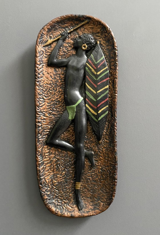 Image 1 of Piastrella in gesso con guerriero africano anni '60