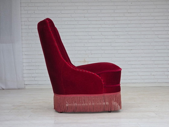Image 1 of Fauteuil danois des années 1960, revêtement d'origine en velours rouge, pieds en bois de hêtre.