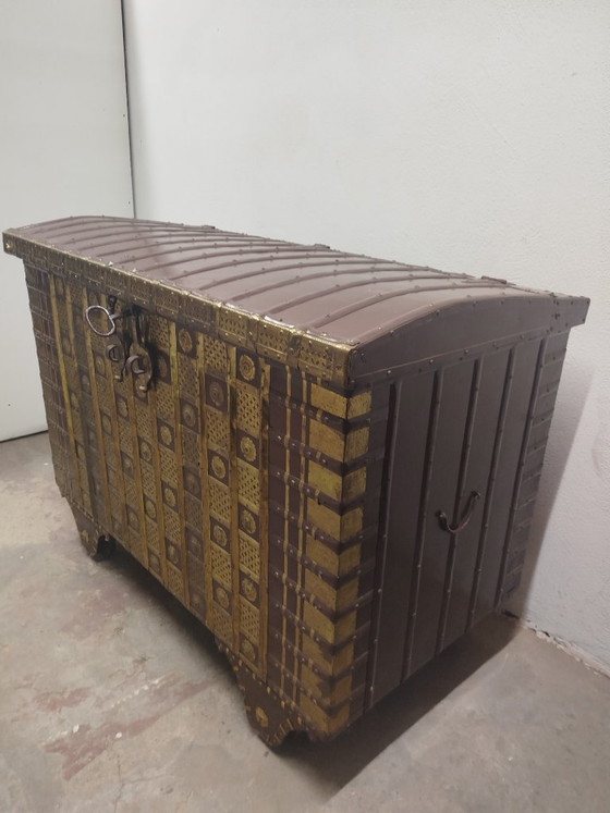 Beautiful XXL Indian dowry chest with hammered copper details – Storage cabinet, Metal, Wood (photo 4 of 17)