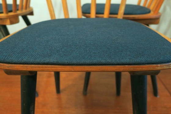 Set van 4 eetkamerstoelen in mid-century stijl met uitlopende poten en marineblauwe zittingen. – Textile (photo 9 of 11)