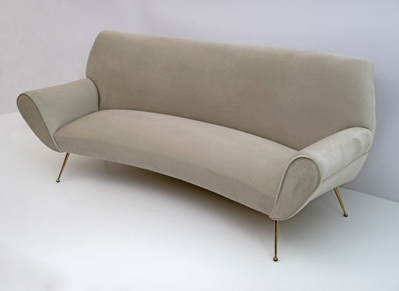 Image 1 of Gigi Radice Mid-Century Modern Italiaanse fluwelen gebogen bank voor Minotti, jaren 50