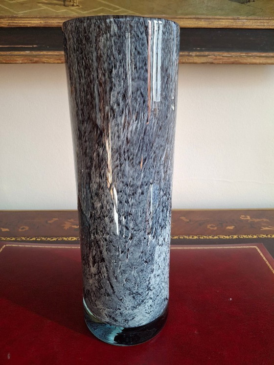 Image 1 of Grote rolvaas van geblazen glas met gespikkelde grijs/paarse camaieu-decoratie