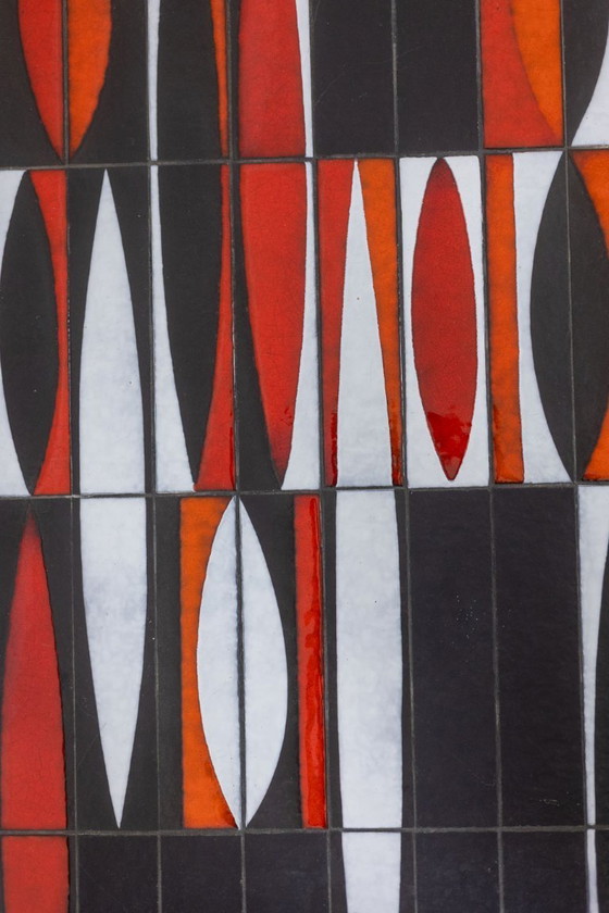 Image 1 of Capron. Tavolino "navette" in gres smaltato nero e rosso. 1960 circa.