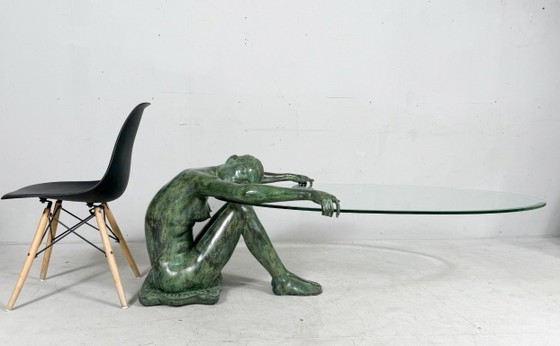 Image 1 of Mesa auxiliar/de centro escultórica con escultura de una mujer desnuda, bronce, Francia, década de 1980.