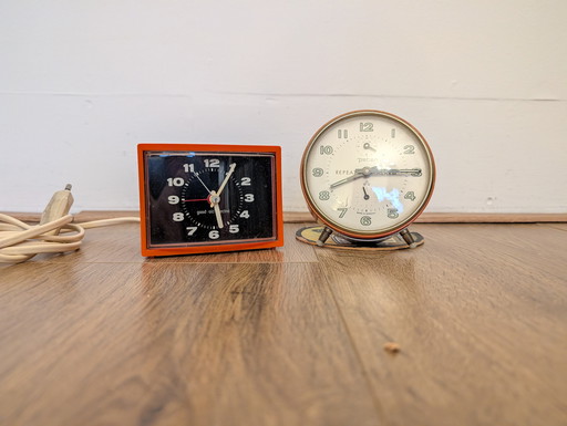 Deux réveils vintage des années 70 provenant d'Allemagne