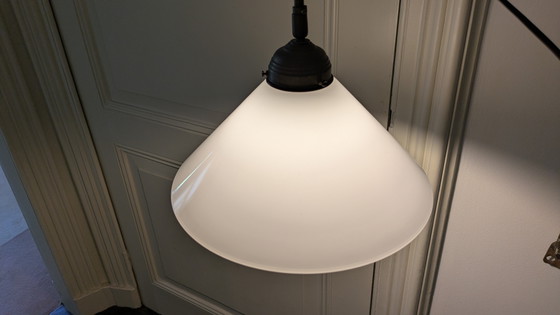 Image 1 of Deux suspensions identiques, abat-jour en verre opalin blanc, années 1920/1930