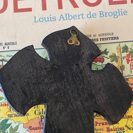 Image 1 of Crocifisso d'epoca sospeso in legno annerito e metallo, acquasantiera a forma di Cristo, antico decoro religioso