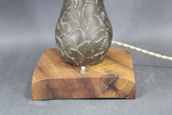 Image 1 of Lámpara de mesa de latón restaurada de los años 40 con base de madera y pantalla de cristal