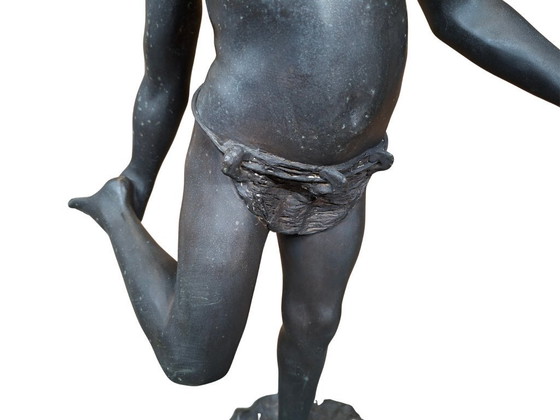 Image 1 of Prächtige Bronzeskulptur: „Das vom Krebs gebissene Kind“ 1990