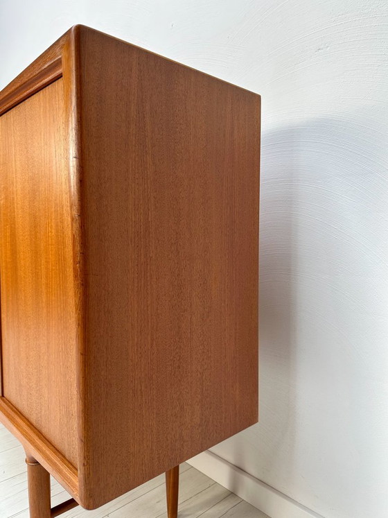 Image 1 of Dänisches Teak-Highboard aus den 1960er Jahren von Axel Christensen für ACO Møbler – Mid-Century-Schrank mit Schiebetüren