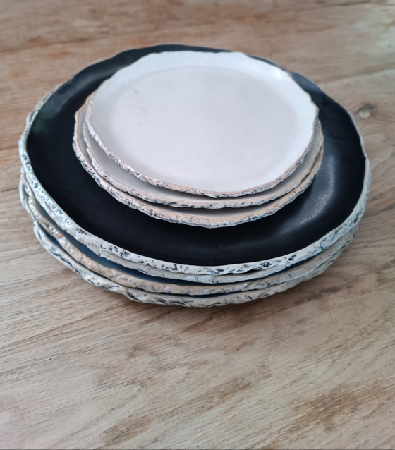 Image 1 of 7 handgefertigte Keramikteller von Kari Ceramics