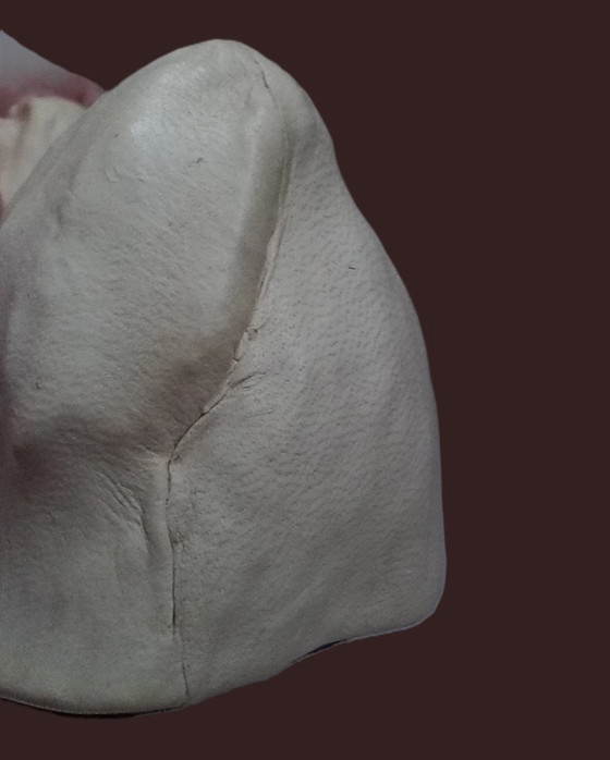 Image 1 of Shih Tzu in pelle artigianale di metà secolo – "Chateau Leather" (Canada)