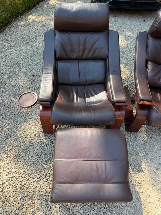 Vintage Lounge Zetels, 2 Zetels, 1 Voetbank En 2 Kleine Ronde Tafeltjes Die Je Langs Beide Kanten Van Zetel (photo 3 of 7)
