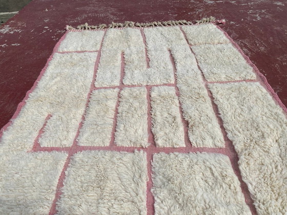 Image 1 of Beni Ourain tapijt 246x160 cm – Crème & roze geometrisch Marokkaans wollen tapijt – Handgemaakt Berber tapijt