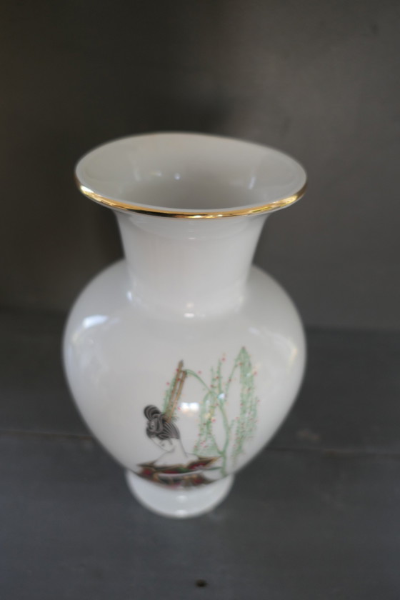 Image 1 of Vase Vintage Apulum Porcelaine Blanche Avec Geisha