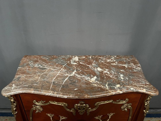 Commode in Lodewijk XV-stijl. Marqueterie, verguld bronzen decoratie. – Ladekasten, Wood (photo 7 of 8)