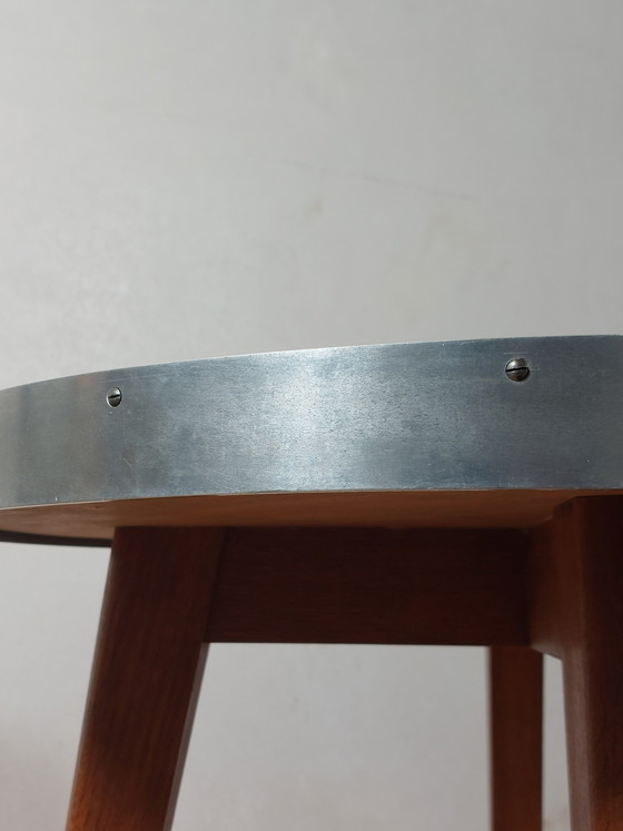 Image 1 of Vintage bijzettafel uit het midden van de vorige eeuw, van hout en metaal.