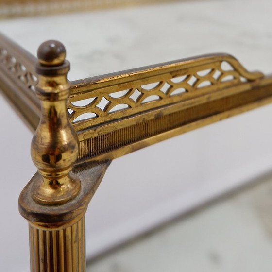 Image 1 of Mesa auxiliar de dos niveles con espejo verre églomisé, de Maison Jansen, Francia 1950