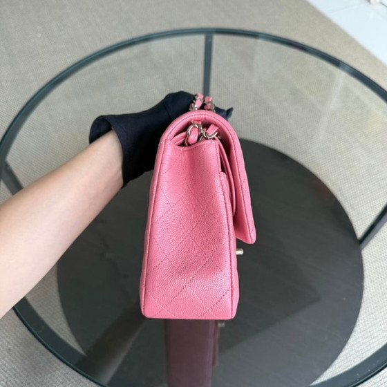 Image 1 of Borsa Chanel Classic Flap Medium - Caviar 25CM in pelle di vitello martellata trapuntata rosa con finiture dorate Serie 28