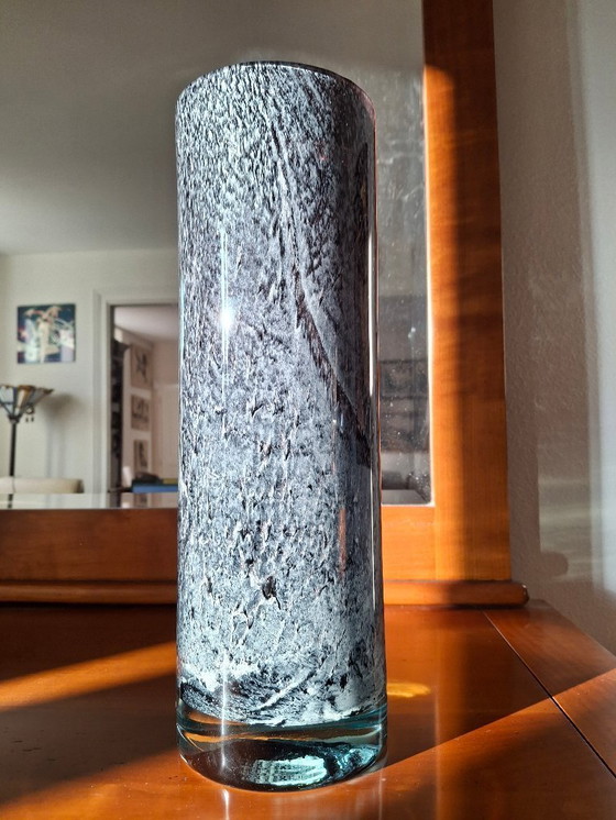 Image 1 of Grote rolvaas van geblazen glas met gespikkelde grijs/paarse camaieu-decoratie