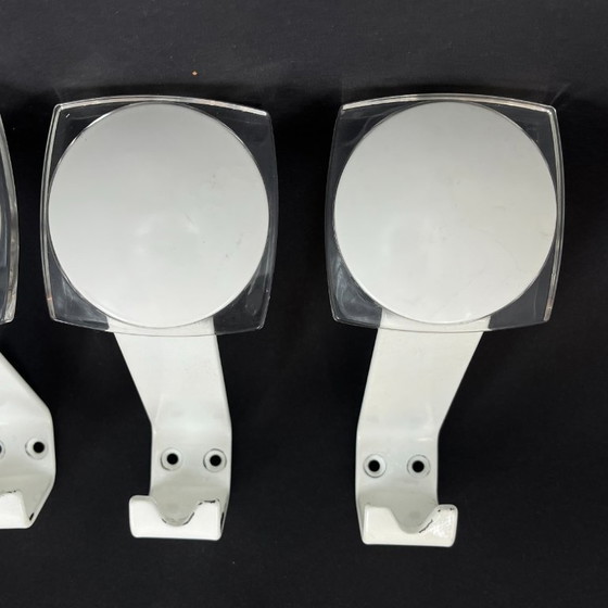 Set of 4 vintage wall hooks – Space Age design, white metal & transparent acrylic – Coat racks, Plexiglass (photo 8 of 17)